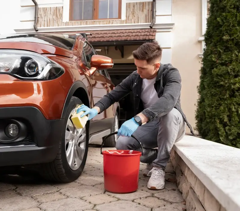 Lavage auto à domicile Sérent : professionnel intervenant sur un véhicule